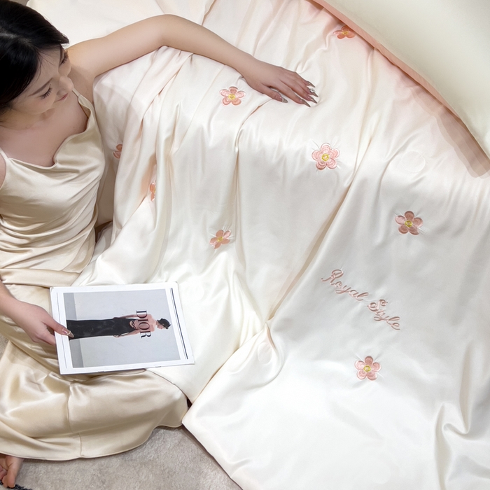 91家纺网 家纺一手货源 找家纺 憨豆家纺 2026新款水洗冰丝夏被四件套（升级抗菌棉）水洗真丝绣花系列夏凉被跨境外贸空调被 花朵-奶白粉