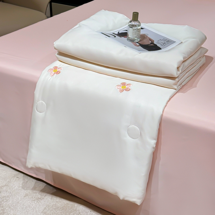 91家纺网 家纺一手货源 找家纺 憨豆家纺 2026新款水洗冰丝夏被四件套（升级抗菌棉）水洗真丝绣花系列夏凉被跨境外贸空调被 花朵-奶白粉