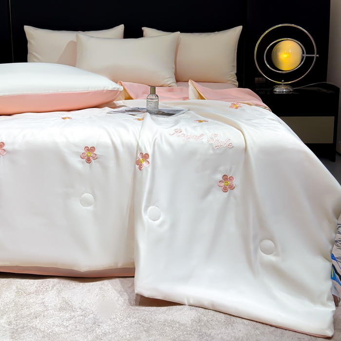 91家纺网 家纺一手货源 找家纺 憨豆家纺 2026新款水洗冰丝夏被四件套（升级抗菌棉）水洗真丝绣花系列夏凉被跨境外贸空调被 花朵-奶白粉