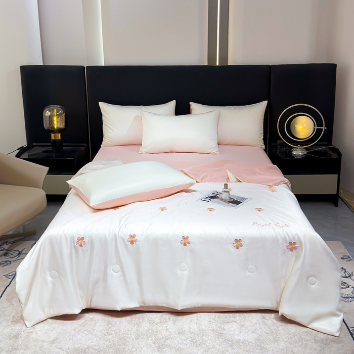 91家纺网 家纺一手货源 找家纺 憨豆家纺 2026新款水洗冰丝夏被四件套（升级抗菌棉）水洗真丝绣花系列夏凉被跨境外贸空调被 花朵-奶白粉