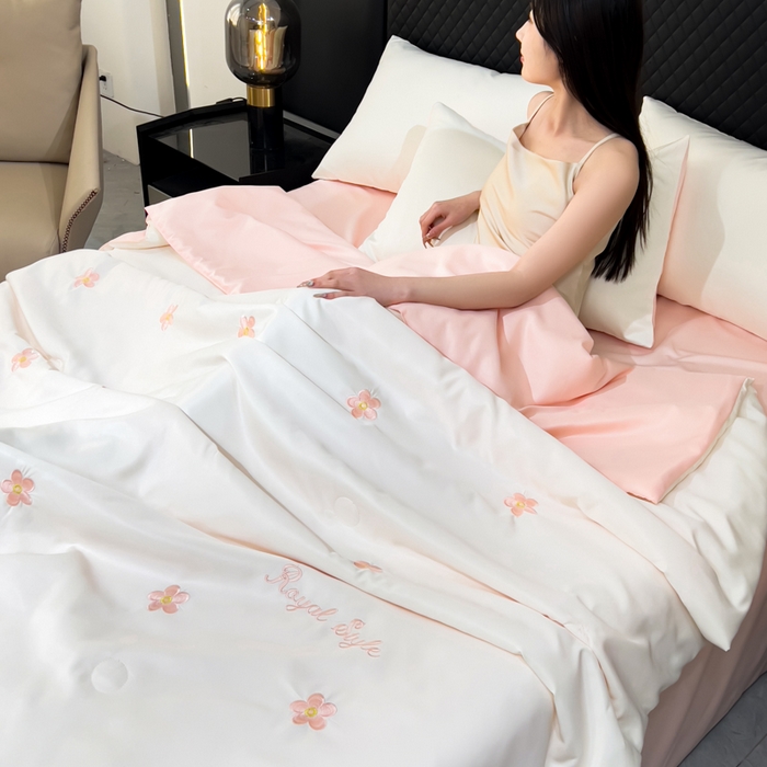 91家纺网 家纺一手货源 找家纺 憨豆家纺 2026新款水洗冰丝夏被四件套（升级抗菌棉）水洗真丝绣花系列夏凉被跨境外贸空调被 花朵-奶白粉