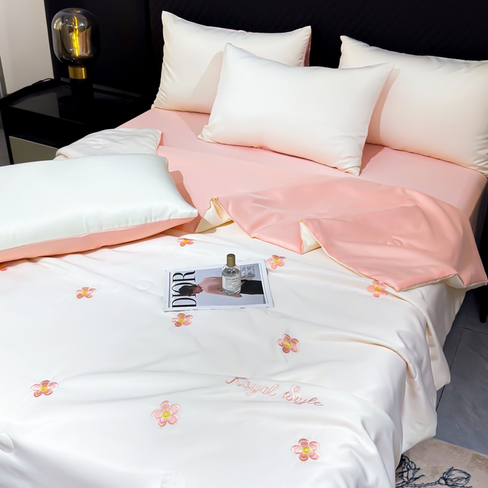 91家纺网 家纺一手货源 找家纺 憨豆家纺 2026新款水洗冰丝夏被四件套（升级抗菌棉）水洗真丝绣花系列夏凉被跨境外贸空调被 花朵-奶白粉