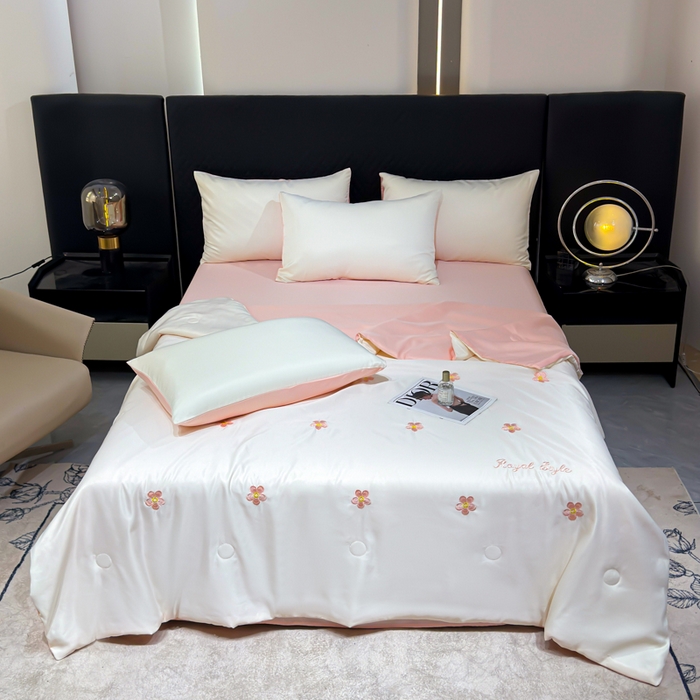 91家纺网 家纺一手货源 找家纺 憨豆家纺 2026新款水洗冰丝夏被四件套（升级抗菌棉）水洗真丝绣花系列夏凉被跨境外贸空调被 花朵-奶白粉