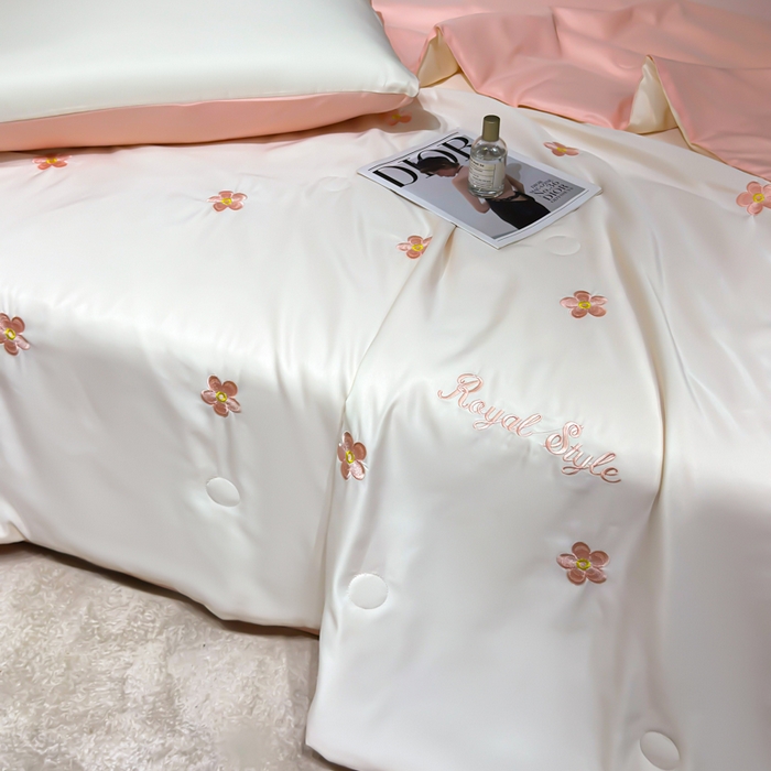 91家纺网 家纺一手货源 找家纺 憨豆家纺 2026新款水洗冰丝夏被四件套（升级抗菌棉）水洗真丝绣花系列夏凉被跨境外贸空调被 花朵-奶白粉