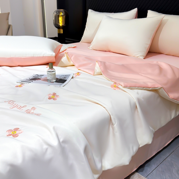 91家纺网 家纺一手货源 找家纺 憨豆家纺 2026新款水洗冰丝夏被四件套（升级抗菌棉）水洗真丝绣花系列夏凉被跨境外贸空调被 花朵-奶白粉