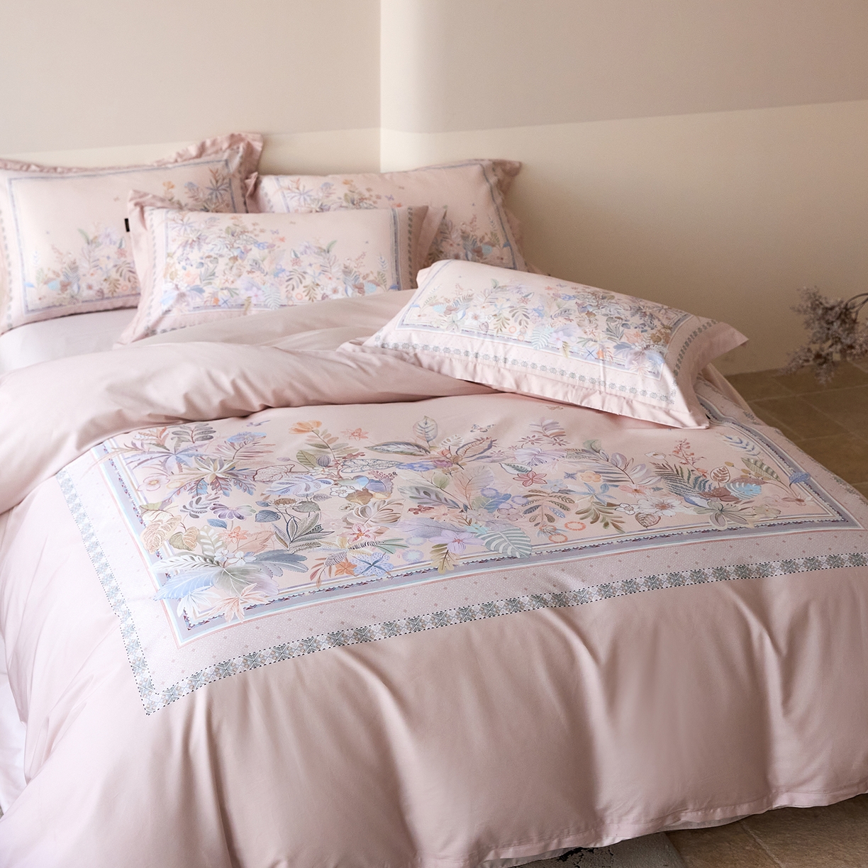 91家纺网 家纺一手货源 找家纺 梧桐树 2026新款60长绒棉平网大版系列四件套 P22梦之瑶粉