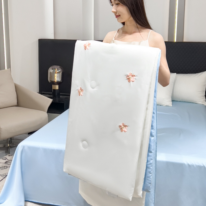 91家纺网 家纺一手货源 找家纺 憨豆家纺 2026新款水洗冰丝夏被四件套（升级抗菌棉）水洗真丝绣花系列夏凉被跨境外贸空调被 花朵-奶白蓝