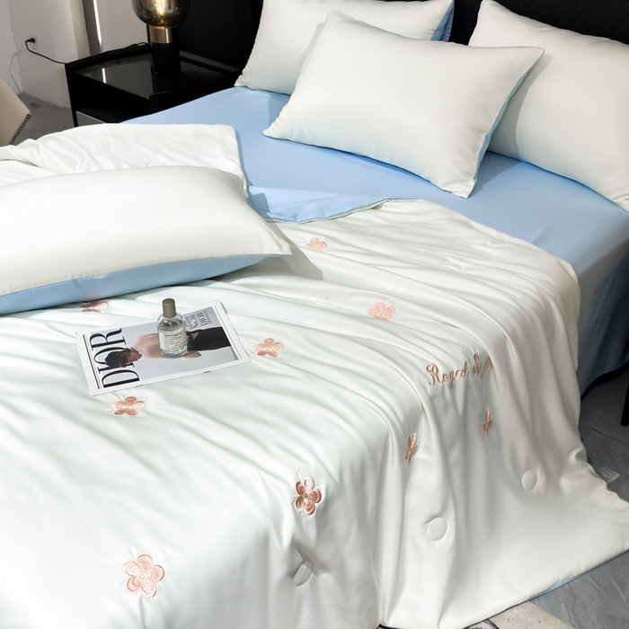 91家纺网 家纺一手货源 找家纺 憨豆家纺 2026新款水洗冰丝夏被四件套（升级抗菌棉）水洗真丝绣花系列夏凉被跨境外贸空调被 花朵-奶白蓝