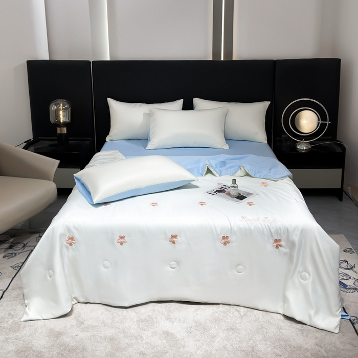 91家纺网 家纺一手货源 找家纺 憨豆家纺 2026新款水洗冰丝夏被四件套（升级抗菌棉）水洗真丝绣花系列夏凉被跨境外贸空调被 花朵-奶白蓝