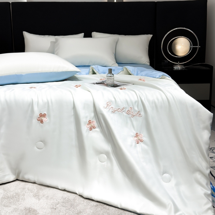 91家纺网 家纺一手货源 找家纺 憨豆家纺 2026新款水洗冰丝夏被四件套（升级抗菌棉）水洗真丝绣花系列夏凉被跨境外贸空调被 花朵-奶白蓝