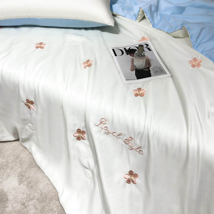 91家纺网 家纺一手货源 找家纺 憨豆家纺 2026新款水洗冰丝夏被四件套（升级抗菌棉）水洗真丝绣花系列夏凉被跨境外贸空调被 花朵-奶白蓝