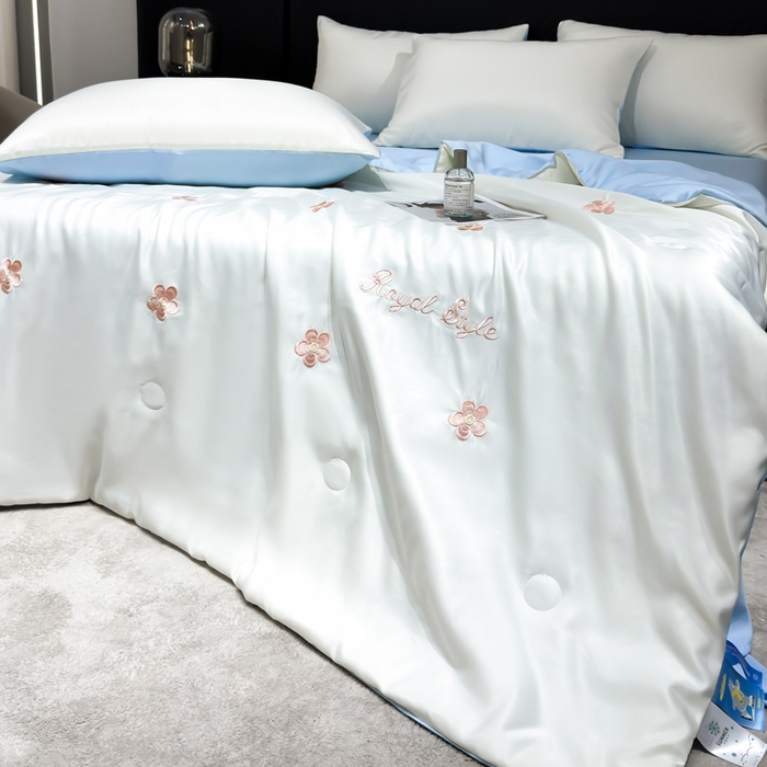 91家纺网 家纺一手货源 找家纺 憨豆家纺 2026新款水洗冰丝夏被四件套（升级抗菌棉）水洗真丝绣花系列夏凉被跨境外贸空调被 花朵-奶白蓝