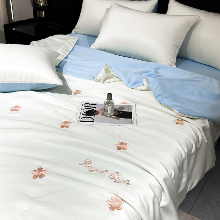 91家纺网 家纺一手货源 找家纺 憨豆家纺 2026新款水洗冰丝夏被四件套（升级抗菌棉）水洗真丝绣花系列夏凉被跨境外贸空调被 花朵-奶白蓝