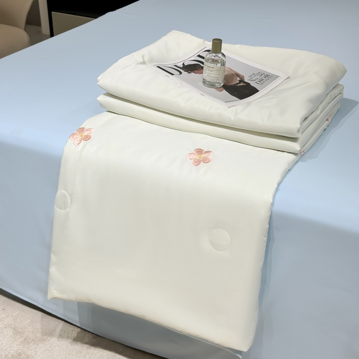 91家纺网 家纺一手货源 找家纺 憨豆家纺 2026新款水洗冰丝夏被四件套（升级抗菌棉）水洗真丝绣花系列夏凉被跨境外贸空调被 花朵-奶白蓝