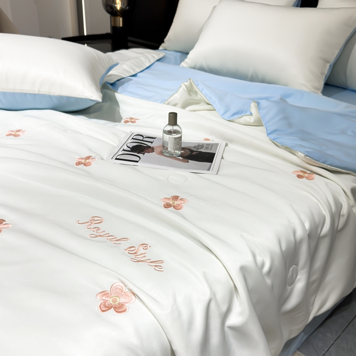 91家纺网 家纺一手货源 找家纺 憨豆家纺 2026新款水洗冰丝夏被四件套（升级抗菌棉）水洗真丝绣花系列夏凉被跨境外贸空调被 花朵-奶白蓝