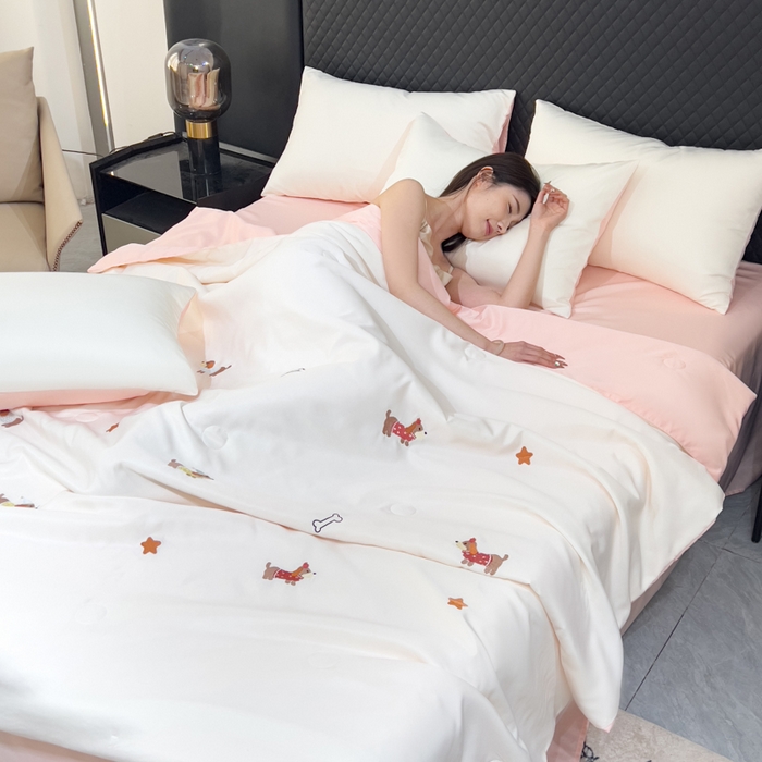 憨豆家纺 2026新款水洗冰丝夏被四件套（升级抗菌棉）水洗真丝绣花系列夏凉被跨境外贸空调被 腊肠狗-奶白粉