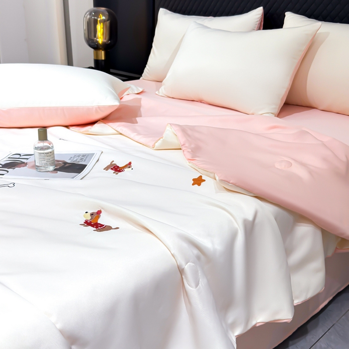 91家纺网 家纺一手货源 找家纺 憨豆家纺 2026新款水洗冰丝夏被四件套（升级抗菌棉）水洗真丝绣花系列夏凉被跨境外贸空调被 腊肠狗-奶白粉