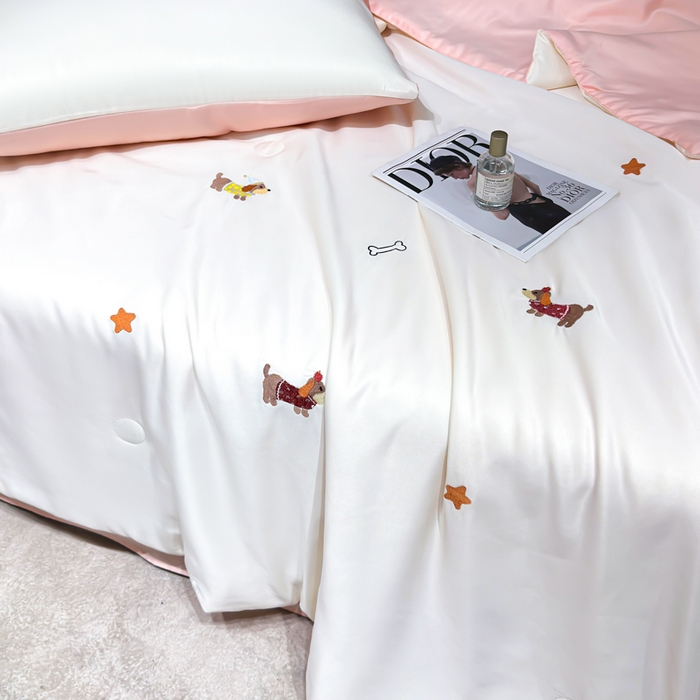 91家纺网 家纺一手货源 找家纺 憨豆家纺 2026新款水洗冰丝夏被四件套（升级抗菌棉）水洗真丝绣花系列夏凉被跨境外贸空调被 腊肠狗-奶白粉