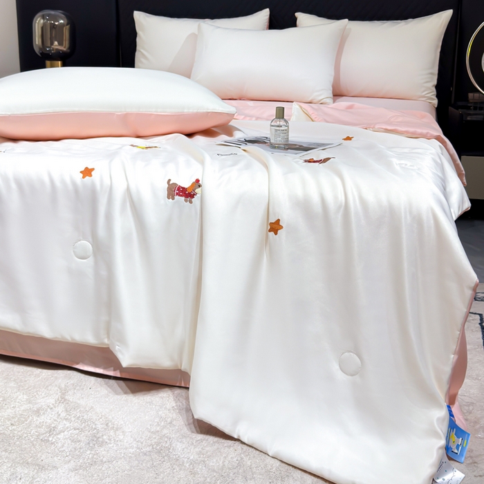 91家纺网 家纺一手货源 找家纺 憨豆家纺 2026新款水洗冰丝夏被四件套（升级抗菌棉）水洗真丝绣花系列夏凉被跨境外贸空调被 腊肠狗-奶白粉