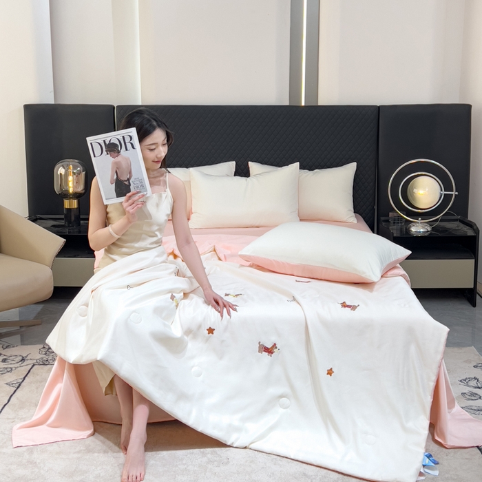 91家纺网 家纺一手货源 找家纺 憨豆家纺 2026新款水洗冰丝夏被四件套（升级抗菌棉）水洗真丝绣花系列夏凉被跨境外贸空调被 腊肠狗-奶白粉