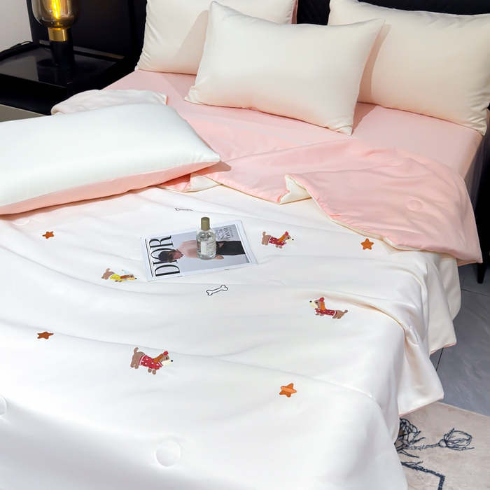 91家纺网 家纺一手货源 找家纺 憨豆家纺 2026新款水洗冰丝夏被四件套（升级抗菌棉）水洗真丝绣花系列夏凉被跨境外贸空调被 腊肠狗-奶白粉