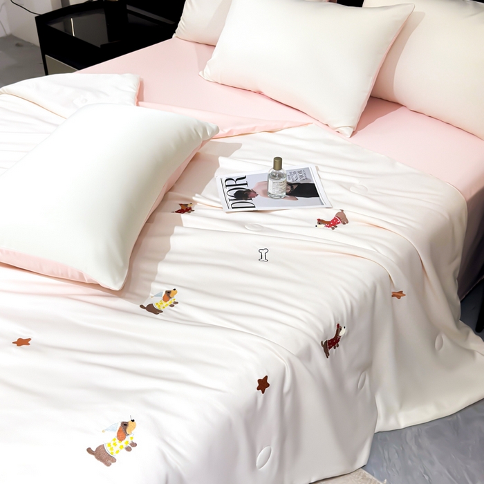 91家纺网 家纺一手货源 找家纺 憨豆家纺 2026新款水洗冰丝夏被四件套（升级抗菌棉）水洗真丝绣花系列夏凉被跨境外贸空调被 腊肠狗-奶白粉