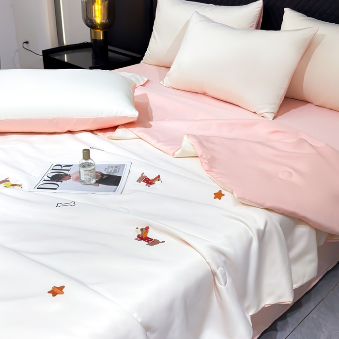 91家纺网 家纺一手货源 找家纺 憨豆家纺 2026新款水洗冰丝夏被四件套（升级抗菌棉）水洗真丝绣花系列夏凉被跨境外贸空调被 腊肠狗-奶白粉