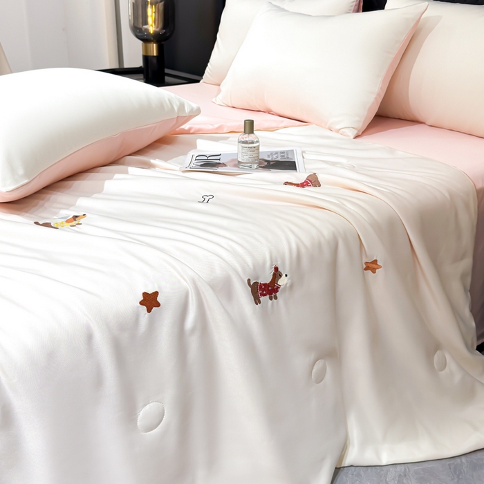 91家纺网 家纺一手货源 找家纺 憨豆家纺 2026新款水洗冰丝夏被四件套（升级抗菌棉）水洗真丝绣花系列夏凉被跨境外贸空调被 腊肠狗-奶白粉