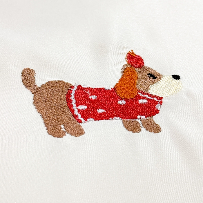 91家纺网 家纺一手货源 找家纺 憨豆家纺 2026新款水洗冰丝夏被四件套（升级抗菌棉）水洗真丝绣花系列夏凉被跨境外贸空调被 腊肠狗-奶白粉