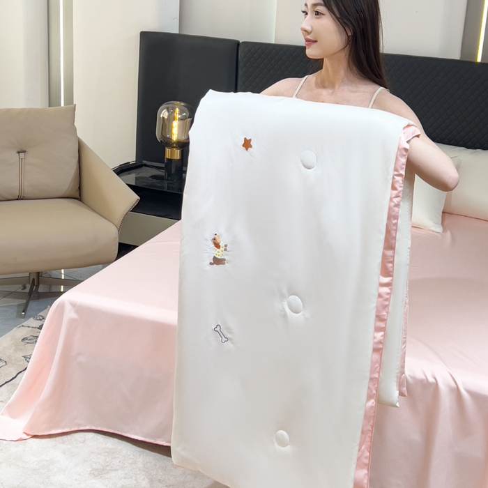 91家纺网 家纺一手货源 找家纺 憨豆家纺 2026新款水洗冰丝夏被四件套（升级抗菌棉）水洗真丝绣花系列夏凉被跨境外贸空调被 腊肠狗-奶白粉