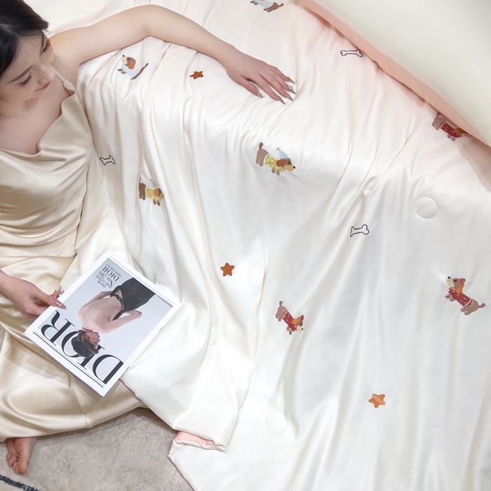 91家纺网 家纺一手货源 找家纺 憨豆家纺 2026新款水洗冰丝夏被四件套（升级抗菌棉）水洗真丝绣花系列夏凉被跨境外贸空调被 腊肠狗-奶白粉