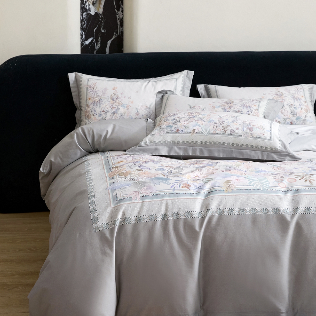 91家纺网 家纺一手货源 找家纺 梧桐树 2026新款60长绒棉平网大版系列四件套 P23梦之瑶灰