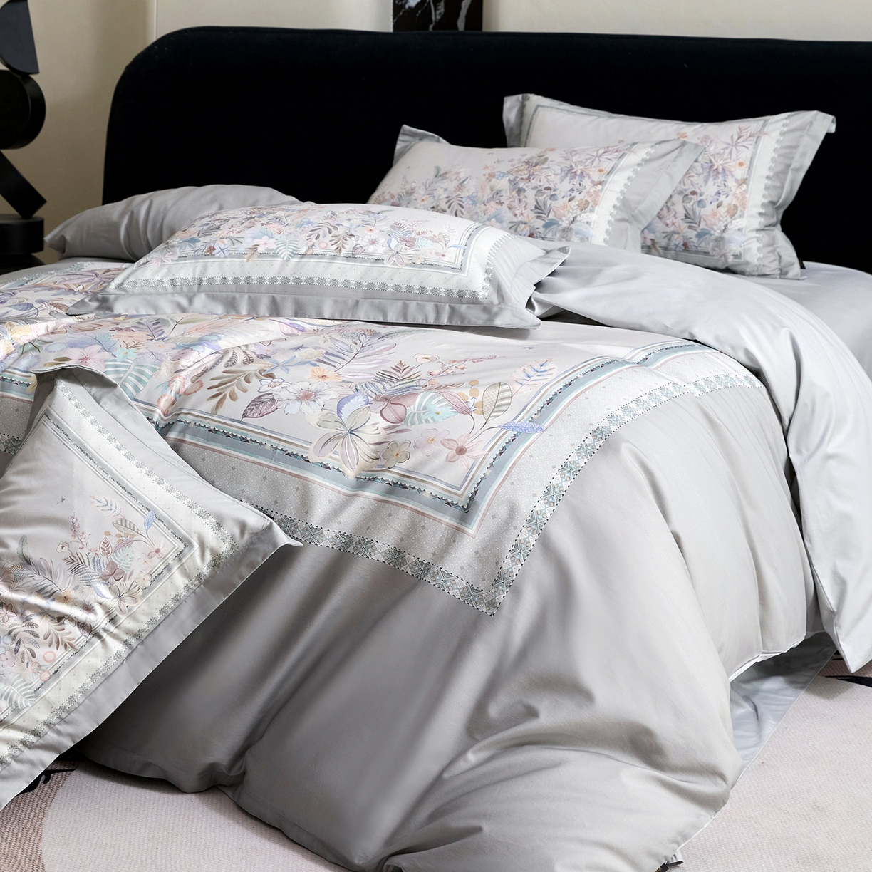 91家纺网 家纺一手货源 找家纺 梧桐树 2026新款60长绒棉平网大版系列四件套 P23梦之瑶灰