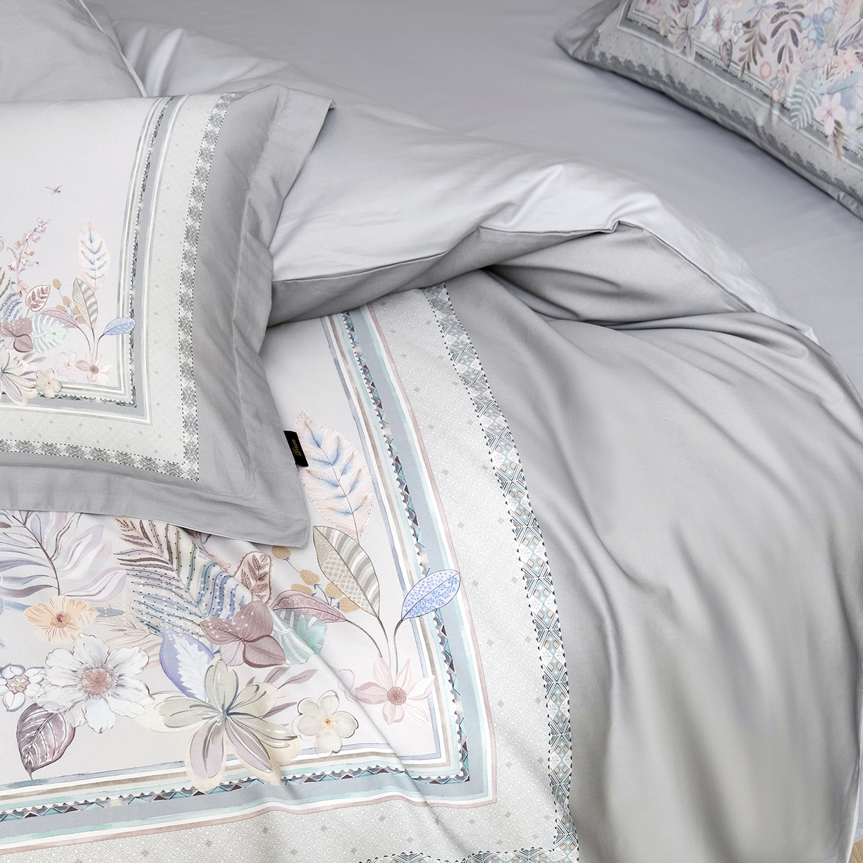 91家纺网 家纺一手货源 找家纺 梧桐树 2026新款60长绒棉平网大版系列四件套 P23梦之瑶灰