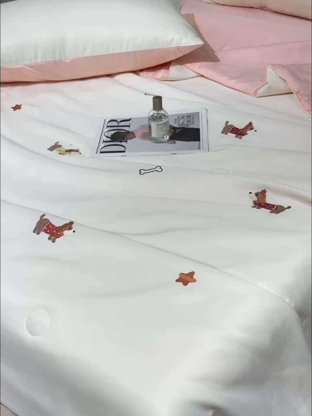 91家纺网 家纺一手货源 找家纺 憨豆家纺 2026新款水洗冰丝夏被四件套（升级抗菌棉）水洗真丝绣花系列夏凉被跨境外贸空调被 腊肠狗-奶白粉