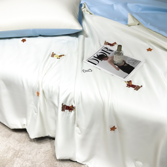 91家纺网 家纺一手货源 找家纺 憨豆家纺 2026新款水洗冰丝夏被四件套（升级抗菌棉）水洗真丝绣花系列夏凉被跨境外贸空调被 腊肠狗-奶白蓝