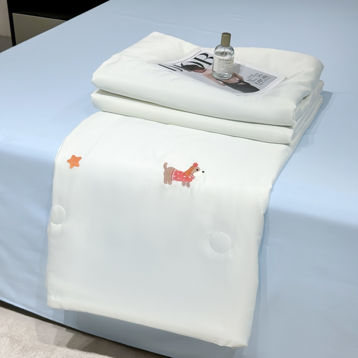 91家纺网 家纺一手货源 找家纺 憨豆家纺 2026新款水洗冰丝夏被四件套（升级抗菌棉）水洗真丝绣花系列夏凉被跨境外贸空调被 腊肠狗-奶白蓝