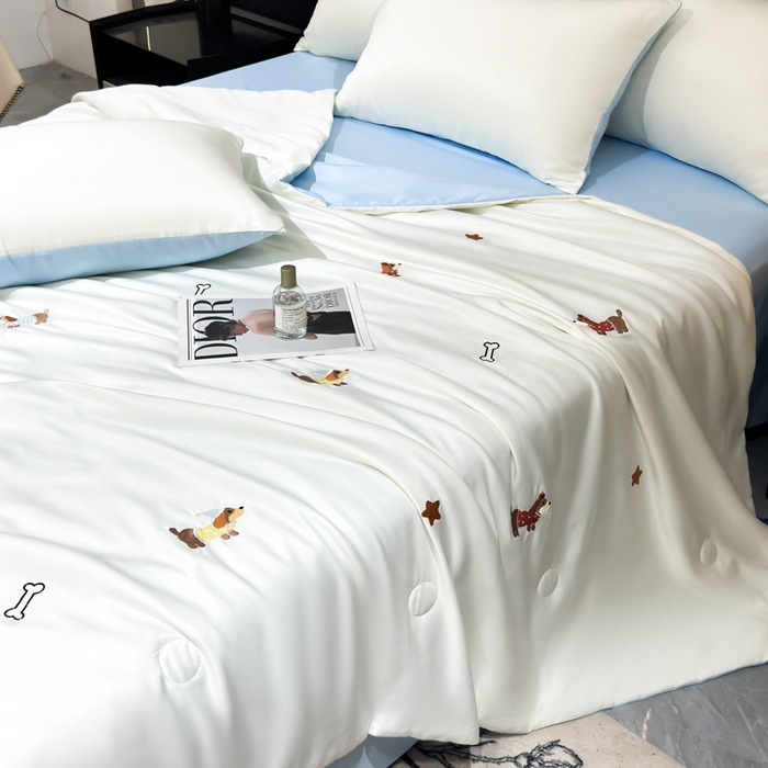 91家纺网 家纺一手货源 找家纺 憨豆家纺 2026新款水洗冰丝夏被四件套（升级抗菌棉）水洗真丝绣花系列夏凉被跨境外贸空调被 腊肠狗-奶白蓝