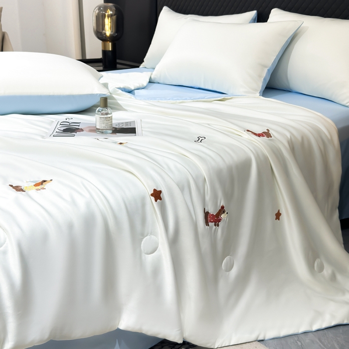 91家纺网 家纺一手货源 找家纺 憨豆家纺 2026新款水洗冰丝夏被四件套（升级抗菌棉）水洗真丝绣花系列夏凉被跨境外贸空调被 腊肠狗-奶白蓝