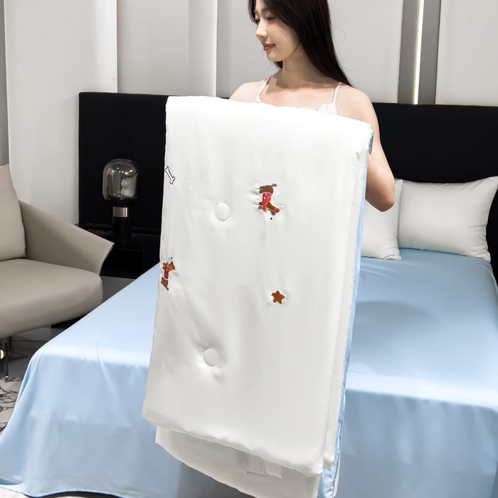 91家纺网 家纺一手货源 找家纺 憨豆家纺 2026新款水洗冰丝夏被四件套（升级抗菌棉）水洗真丝绣花系列夏凉被跨境外贸空调被 腊肠狗-奶白蓝