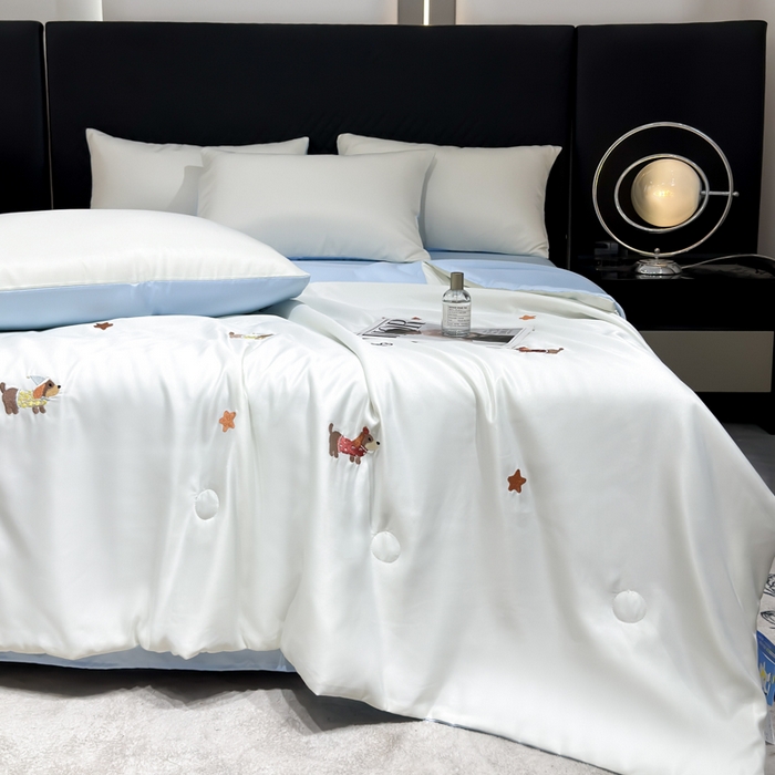 91家纺网 家纺一手货源 找家纺 憨豆家纺 2026新款水洗冰丝夏被四件套（升级抗菌棉）水洗真丝绣花系列夏凉被跨境外贸空调被 腊肠狗-奶白蓝