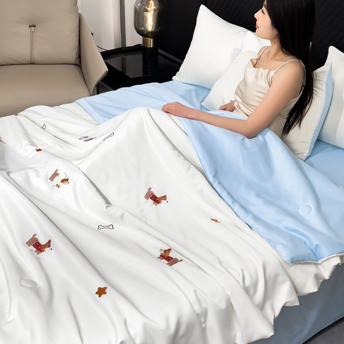 91家纺网 家纺一手货源 找家纺 憨豆家纺 2026新款水洗冰丝夏被四件套（升级抗菌棉）水洗真丝绣花系列夏凉被跨境外贸空调被 腊肠狗-奶白蓝