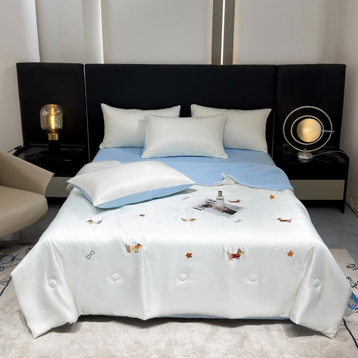 91家纺网 家纺一手货源 找家纺 憨豆家纺 2026新款水洗冰丝夏被四件套（升级抗菌棉）水洗真丝绣花系列夏凉被跨境外贸空调被 腊肠狗-奶白蓝