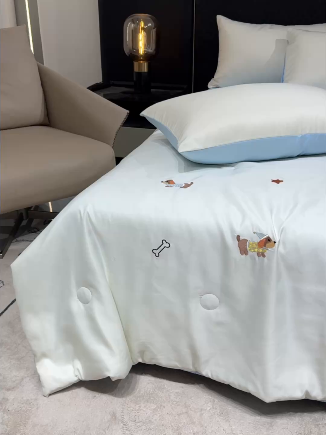 91家纺网 家纺一手货源 找家纺 憨豆家纺 2026新款水洗冰丝夏被四件套（升级抗菌棉）水洗真丝绣花系列夏凉被跨境外贸空调被 腊肠狗-奶白蓝