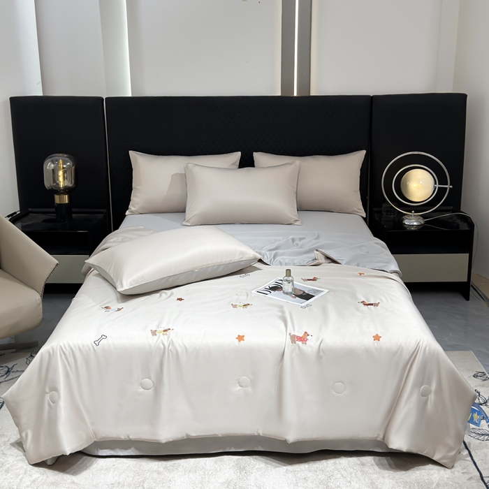 91家纺网 家纺一手货源 找家纺 憨豆家纺 2026新款水洗冰丝夏被四件套（升级抗菌棉）水洗真丝绣花系列夏凉被跨境外贸空调被 腊肠狗-梧桐灰