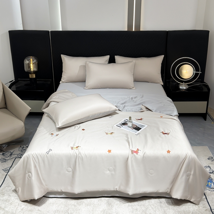 91家纺网 家纺一手货源 找家纺 憨豆家纺 2026新款水洗冰丝夏被四件套（升级抗菌棉）水洗真丝绣花系列夏凉被跨境外贸空调被 腊肠狗-梧桐灰