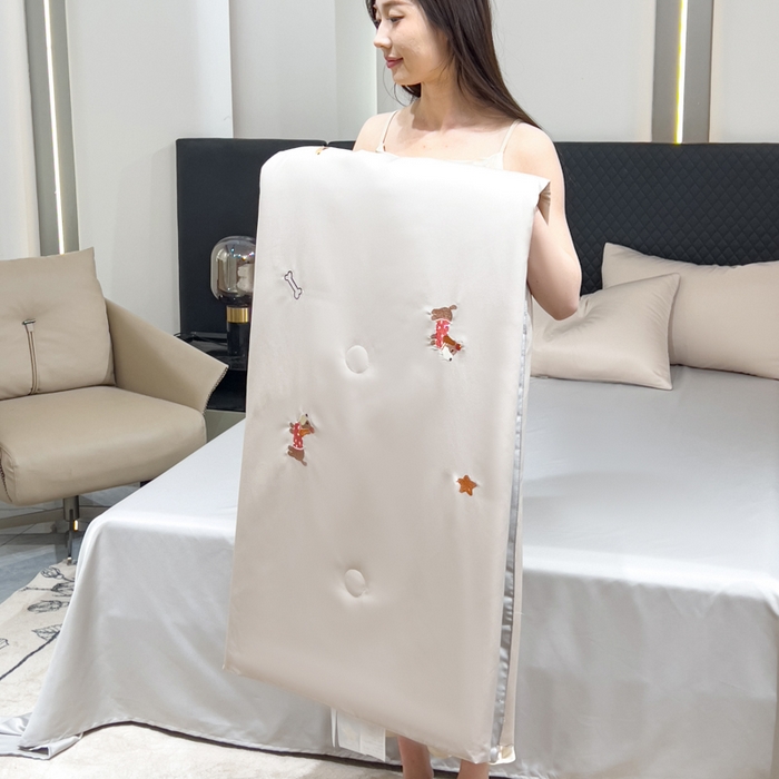 91家纺网 家纺一手货源 找家纺 憨豆家纺 2026新款水洗冰丝夏被四件套（升级抗菌棉）水洗真丝绣花系列夏凉被跨境外贸空调被 腊肠狗-梧桐灰