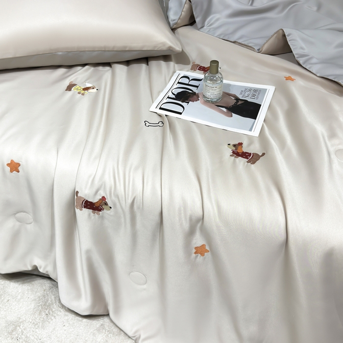 91家纺网 家纺一手货源 找家纺 憨豆家纺 2026新款水洗冰丝夏被四件套（升级抗菌棉）水洗真丝绣花系列夏凉被跨境外贸空调被 腊肠狗-梧桐灰