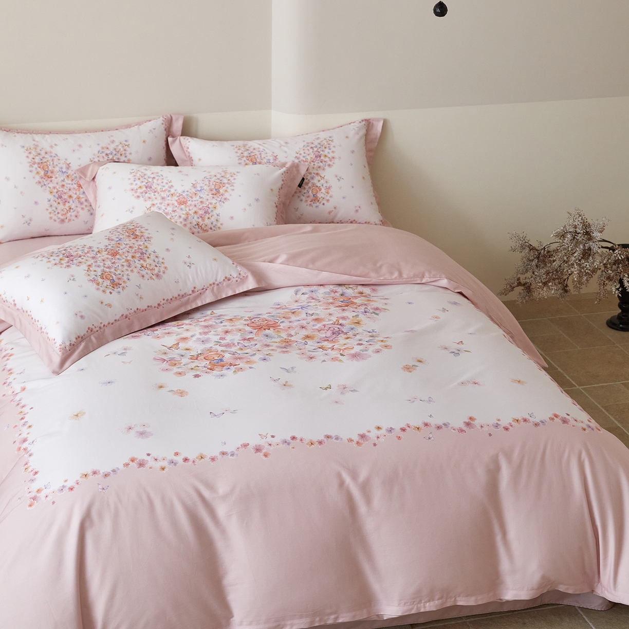 91家纺网 家纺一手货源 找家纺 梧桐树 2026新款60长绒棉平网大版系列四件套 P25蝶梦粉