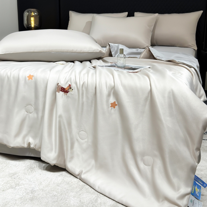 91家纺网 家纺一手货源 找家纺 憨豆家纺 2026新款水洗冰丝夏被四件套（升级抗菌棉）水洗真丝绣花系列夏凉被跨境外贸空调被 腊肠狗-梧桐灰